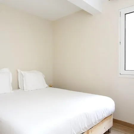 Louvre Comedy Apartment *